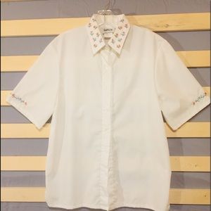 Women's shortsleeve blouse.preworn.